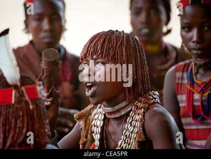 Hamer persone celebrare Bull Jumping cerimonia dalle tradizionali danze rituali e musica Valle dell'Omo Etiopia Foto Stock