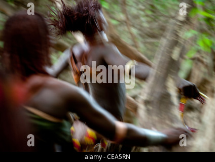 Hamer donna Getting Flogged dal grande Whipper celebrando Bull Jumping cerimonia Etiopia Foto Stock