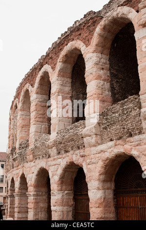 Le arcate esterne della storica arena romana a Verona, Italia. Foto Stock