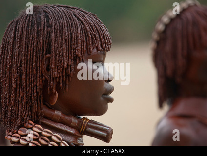 Hamer donna celebrando Bull Jumping cerimonia dalle tradizionali danze rituali e musica Valle dell'Omo Etiopia Foto Stock