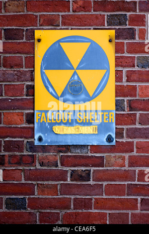 Un segno spiovente annunciando un fallout shelter su un edificio abbandonato sulla costa orientale degli Stati Uniti d'America. Foto Stock