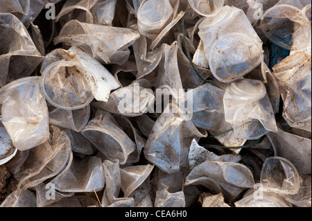 Scartato in plastica tazze di tè nella campagna indiana. Andhra Pradesh, India Foto Stock