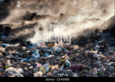 Rifiuti domestici vengono bruciate sul ciglio della strada in India Foto Stock