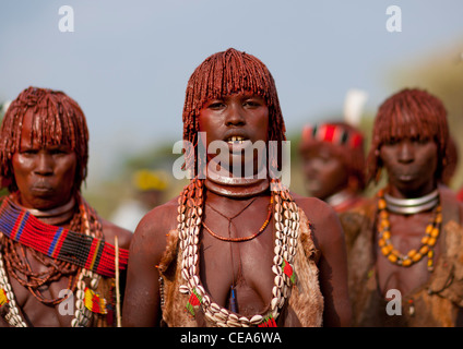 Hamer donne celebrando Bull Jumping cerimonia dalle tradizionali danze rituali e musica Valle dell'Omo Etiopia Foto Stock