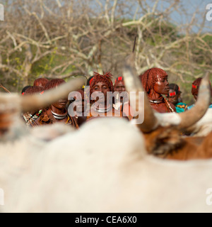 Hamer persone celebrare Bull Jumping cerimonia dalle tradizionali danze rituali e musica Valle dell'Omo Etiopia Foto Stock