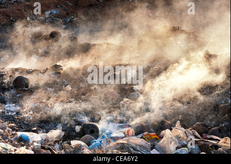 Rifiuti domestici vengono bruciate sul ciglio della strada in India Foto Stock