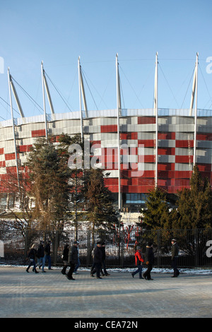 Le persone sul loro modo di visitare lo Stadio Nazionale di Varsavia durante il giorno di apertura, Polonia Foto Stock