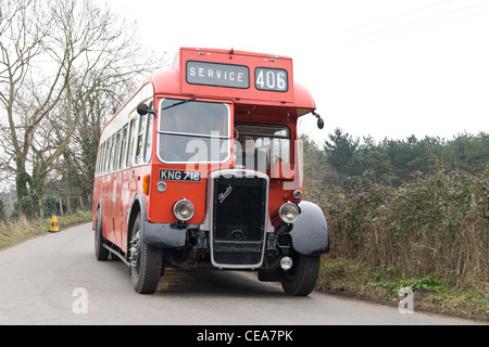 Un vintage bus rosso a Weybourne, Norfolk Foto Stock