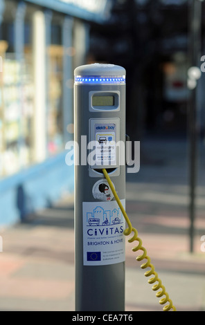 Civitas auto elettriche o veicolo punto di carica nel centro città di Brighton Regno Unito Foto Stock