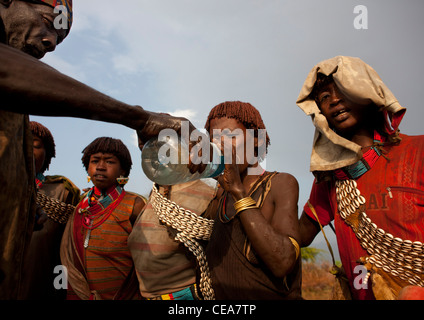 Donna Bana bevande dalla bottiglia di plastica Etiopia Foto Stock