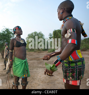 Bana donne Bull famiglia ponticello Getting Flogged da grande Whipper Bull Jumping cerimonia Etiopia Foto Stock