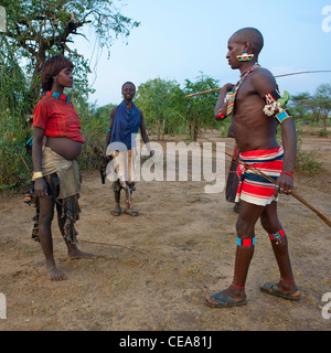 Bana Donna Incinta Getting Flogged durante Bull Jumping cerimonia Etiopia Foto Stock