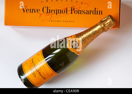 Bottiglia di Champagne Veuve Clicquot Ponsardin appoggiato su un cofanetto su sfondo bianco - Royal Warrant - prodotto francese Foto Stock