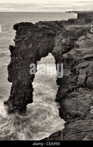 Mare Holei Arch, Parco Nazionale dei Vulcani delle Hawaii, la Big Island. Foto Stock