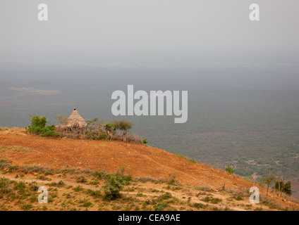 Un rifugio isolato vicino villaggio Konso sulla cima di una montagna bella vista valle dell'Omo Etiopia Foto Stock