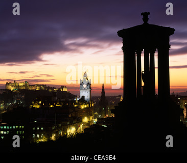 Il Dugald Stewart monumento su Calton Hill con vista dello skyline della città al tramonto, Edimburgo, Scozia, Regno Unito. Foto Stock
