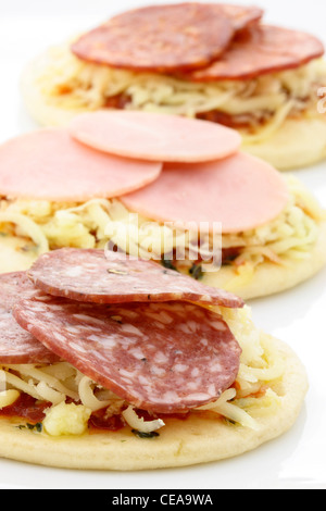 Materie deliziose pizze di piccole dimensioni, con tutti gli ingredienti che si amore Foto Stock