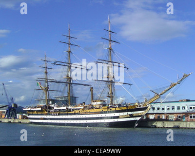 La nave italiana Amerigo Vespucci è ormeggiata a Bremerhaven, Germania. Conosciuto per il suo aspetto maestoso e il suo significato storico, questo veliero è utilizzato per addestrare cadetti navali ed è uno dei più famosi velieri al mondo. Foto Stock