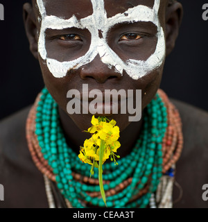 Ritratto di Karo donna con la faccia dipinta e fiori in Etiopia Foto Stock