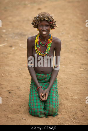 Giovani Dassanech sorridente donna che indossa i tappi di bottiglia copricapo Valle dell'Omo Etiopia Foto Stock