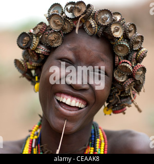 Giovani Dassanech sorridente donna che indossa i tappi di bottiglia Ritratto di acconciatura di Valle dell'Omo Etiopia Foto Stock