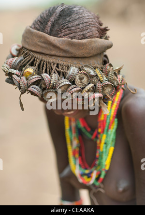 Giovani Dassanech sorridente donna che indossa i tappi di bottiglia copricapo Valle dell'Omo Etiopia Foto Stock