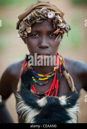 Giovane donna Dassanech indossando tappi di bottiglia Ritratto di acconciatura di Valle dell'Omo Etiopia Foto Stock