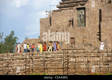 Il Puri, India - NOV 18 - Indiano turisti esplorare Konarak tempio, il Nov 18, 2009 in Puri, India Foto Stock