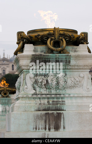 Monumento Nazionale a Vittorio Emanuele II la tomba del Soldato sconosciuto con una fiamma eterna Foto Stock