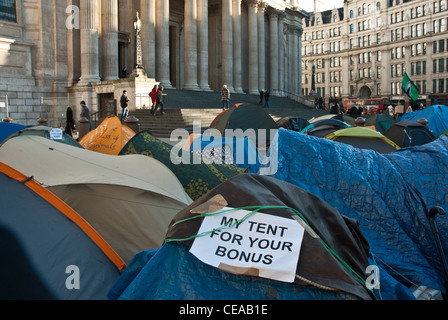 Occupare Londra, St Pauls. tende di fronte cattedrale con il cartello 'My tenda per il tuo bonus' in primo piano. Foto Stock