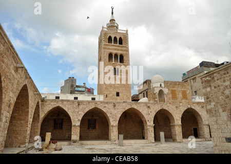 Cortile e minareto della Mansouri grande moschea di Tripoli, Libano Foto Stock