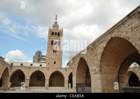 Cortile e minareto della Mansouri grande moschea di Tripoli, Libano Foto Stock
