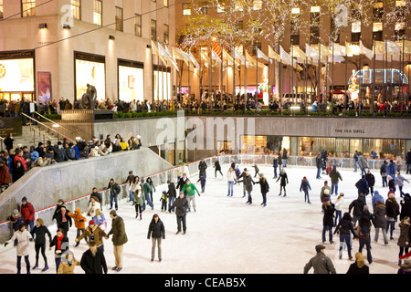 Pista di Pattinaggio su ghiaccio al Rockefeller Center di New York Foto Stock