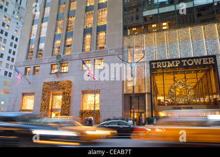 Il traffico nella parte anteriore del Tiffany & Co. e Trump Tower Fifth Avenue, New York Foto Stock