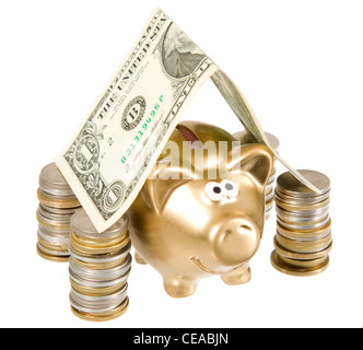 Un golden moneybank sotto le monete banconote ant house Foto Stock