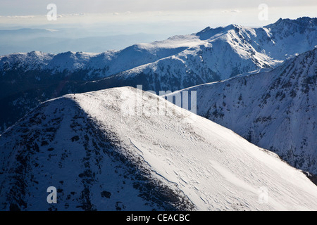 Scena invernale, montagna Pirin National Park vista aerea di Vihren Peak da sud-ovest Foto Stock