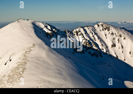 Veduta aerea del circo di Mussala, del picco Mussala e della stazione di Meteo sul lato sinistro, il punto più alto della penisola balcanica, il monte Rila Foto Stock