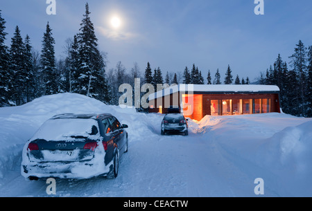 Auto parcheggiata di fronte una capanna in Kittelfjäll, Svezia. Foto Stock