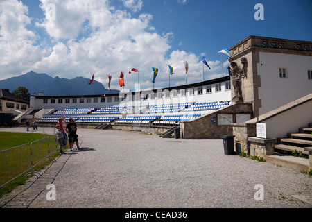 I turisti in cerca di portale di ingresso sollievo e la statua sulla Olympia Ski Stadium di Garmisch-Partenkirchen, Baviera, Germania Foto Stock