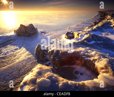 Inverno sunrise in 25 grado sotto febbraio lungo la riva del lago Michigan all'Illinois Beach State Park nel nord dell'Illinois Foto Stock