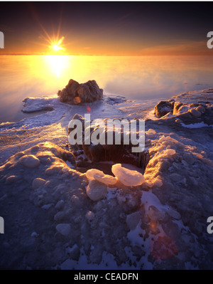 Inverno sunrise in 25 grado sotto febbraio lungo la riva del lago Michigan all'Illinois Beach State Park nel nord dell'Illinois Foto Stock