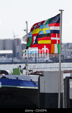 Grande bandiera con le bandiere nazionali dei paesi della Unione Europea su di esso Foto Stock