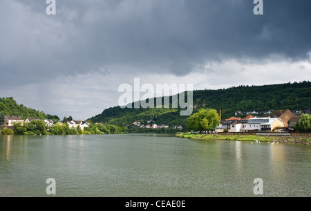 Vista sul fiume Moezel o Mosel, Lussemburgo, l'Europa sotto il sole in estate appena dopo la pioggia Foto Stock