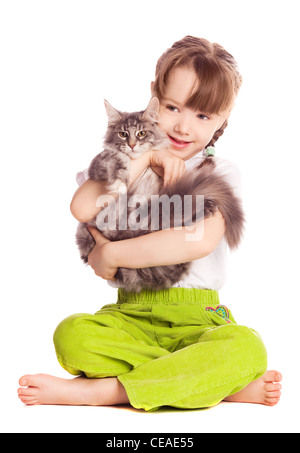 Felice carino bambina di cinque anni con il suo gatto, isolata contro uno sfondo bianco Foto Stock