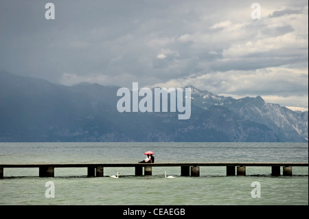 Matura sul molo vicino a Sirmione sul lago di Garda in Italia Foto Stock