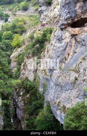 Gli escursionisti in la Garganta del Cares (Gola di Cares) in Picos de Europa Foto Stock