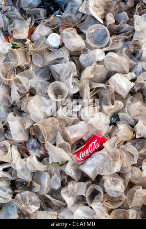 Scartato coca cola in lattina per bevande e plastica tazze tè nella campagna indiana Foto Stock