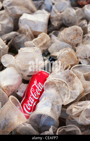 Scartato coca cola in lattina per bevande e plastica tazze tè nella campagna indiana Foto Stock