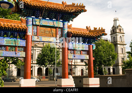 Il cinese Golden Dragon ingresso al Museo Storico e scuola di miniere, Pall Mall. Foto Stock