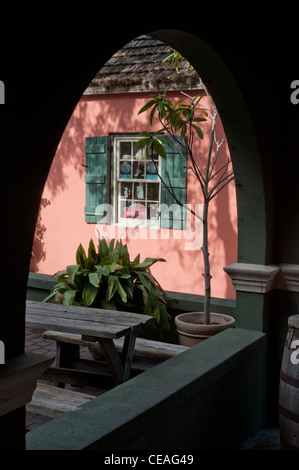 Angolo romantico con tavoli e finestra vicino a St George St a St Augustine, Florida. Foto Stock